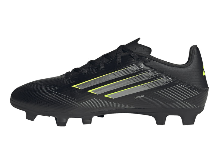 Botas de fútbol Adidas F50 color negro con detalles en amarillo y plateado.
