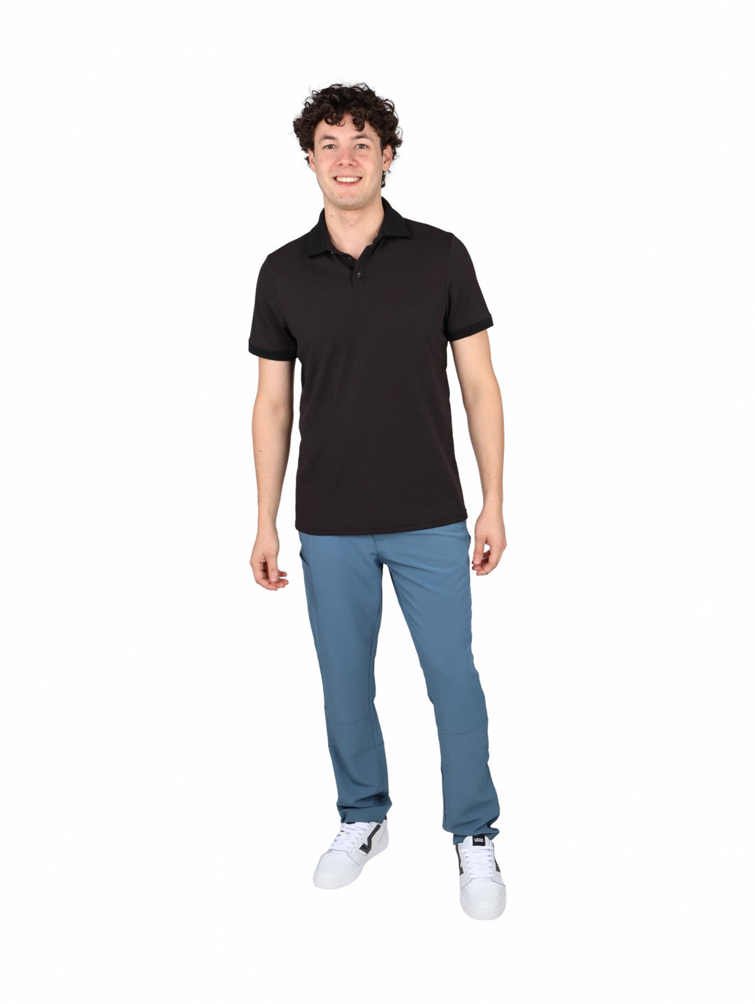 Hombre vistiendo una playera polo de color negro de manga corta.
