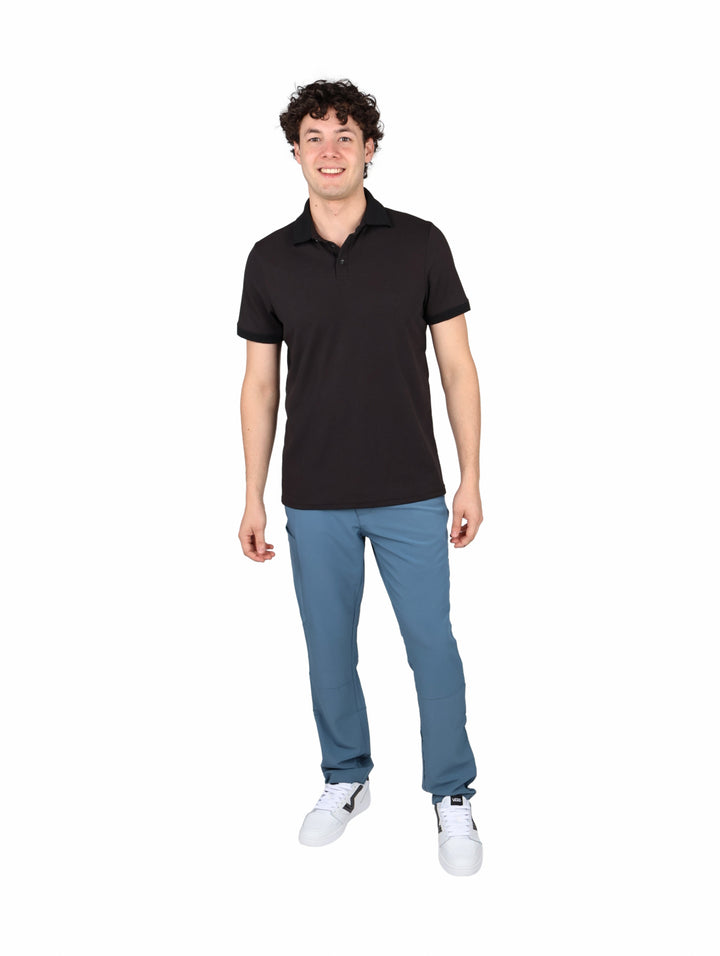 Hombre vistiendo una playera polo de color negro de manga corta.