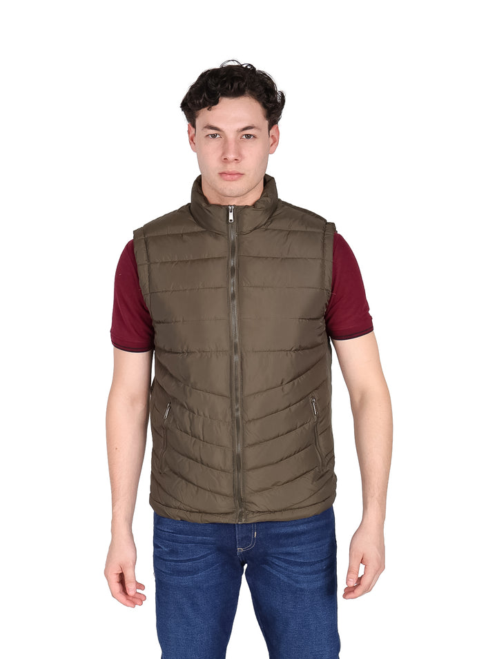 Chaleco acolchado color olivo para hombre con cierre frontal y cuello alto.
