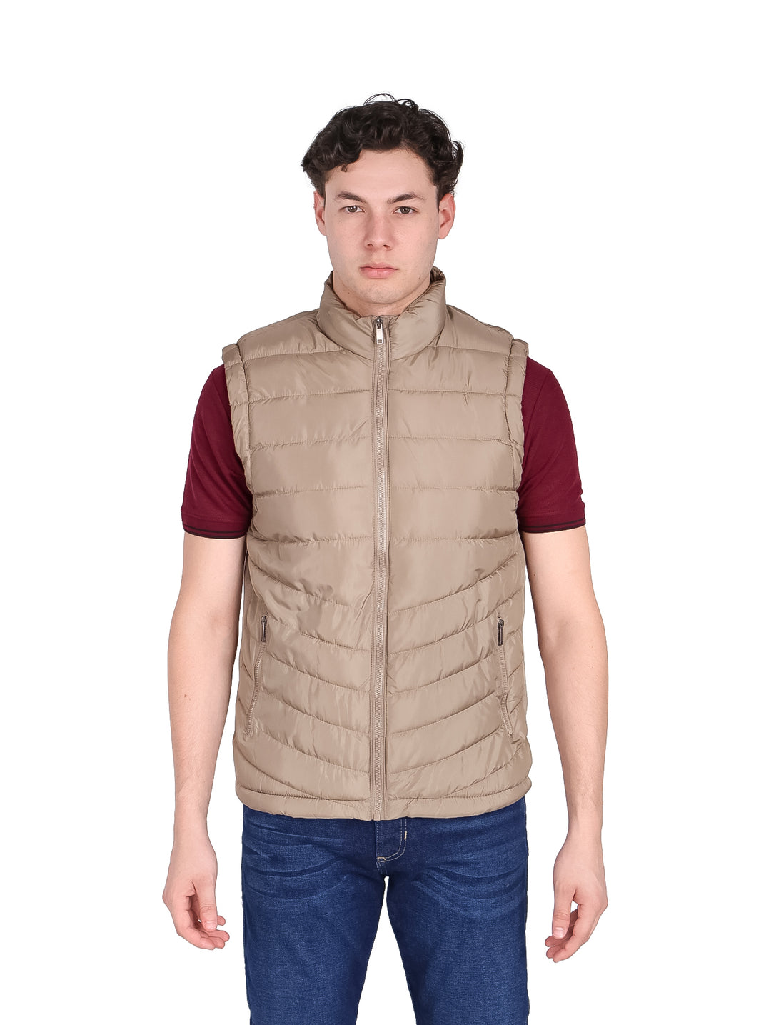 Hombre vistiendo un chaleco acolchado color beige con cierre frontal y cuello alto.