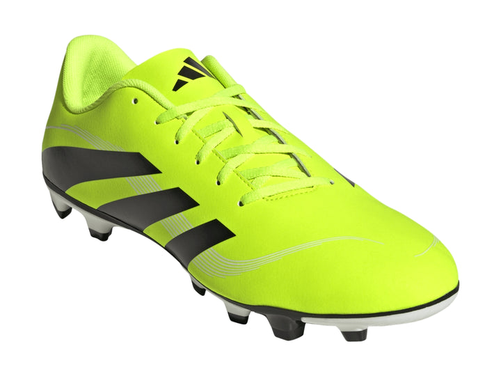 Calzado de fútbol Adidas Predator color amarillo neón con franjas negras y suela de tacos.