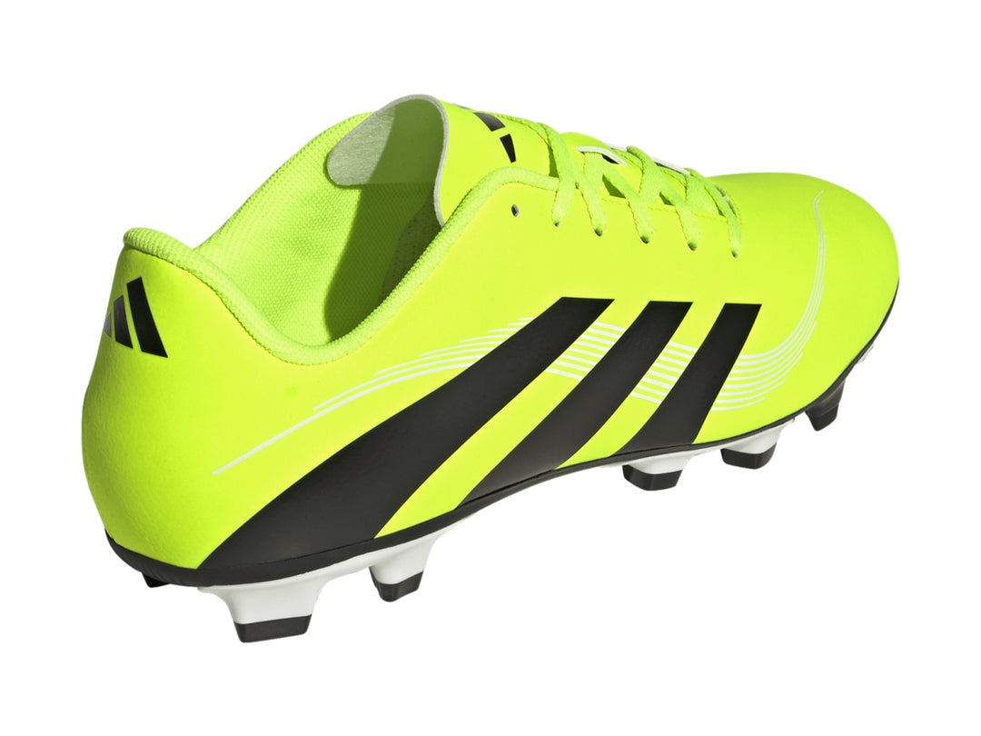 Calzado de fútbol Adidas Predator color amarillo neón con franjas negras y suela de tacos.