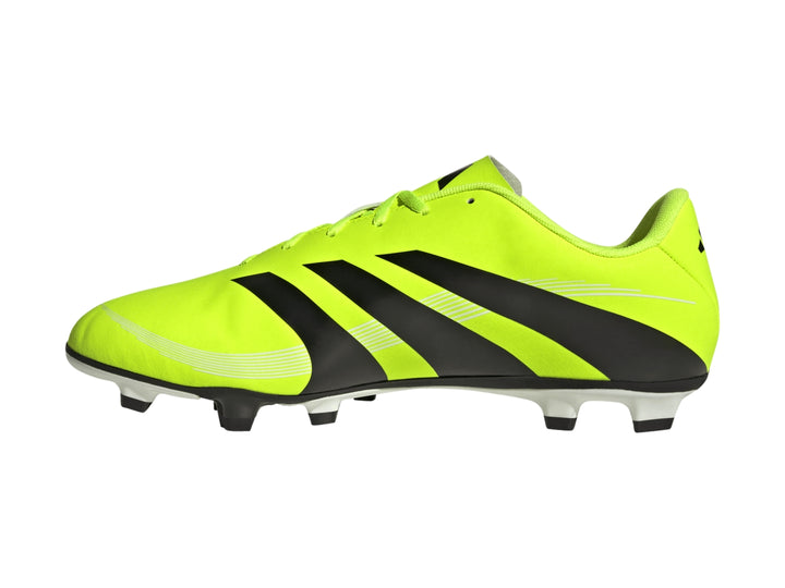 Calzado de fútbol Adidas Predator color amarillo neón con franjas negras y suela de tacos.