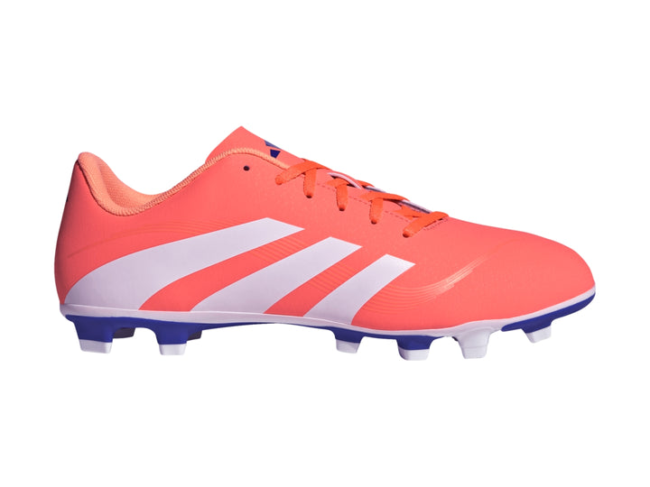 Zapato de fútbol Adidas Predator color coral con franjas blancas y suela azul con tacos.