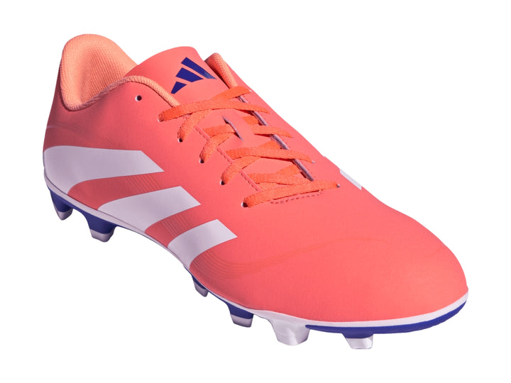 Zapato de fútbol Adidas Predator color coral con franjas blancas y suela azul con tacos.