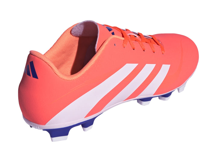 Zapato de fútbol Adidas Predator color coral con franjas blancas y suela azul con tacos.