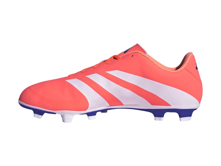 Zapato de fútbol Adidas Predator color coral con franjas blancas y suela azul con tacos.