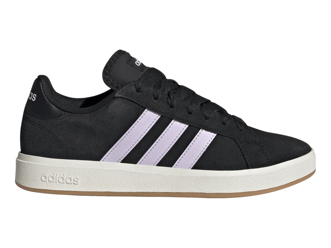 Tenis Adidas color negro con franjas lavanda y suela blanca.