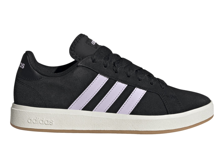 Tenis Adidas color negro con franjas lavanda y suela blanca.