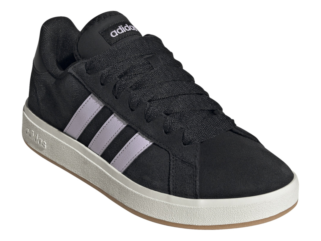 Tenis Adidas color negro con franjas lavanda y suela blanca.