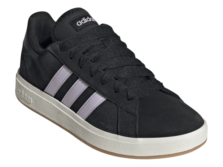 Tenis Adidas color negro con franjas lavanda y suela blanca.