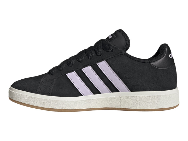 Tenis Adidas color negro con franjas lavanda y suela blanca.