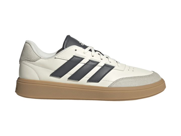 Tenis Adidas Courtblock en color blanco roto con franjas grises y suela beige.