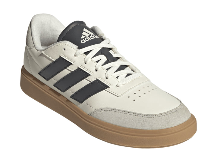 Tenis Adidas Courtblock en color blanco roto con franjas grises y suela beige.