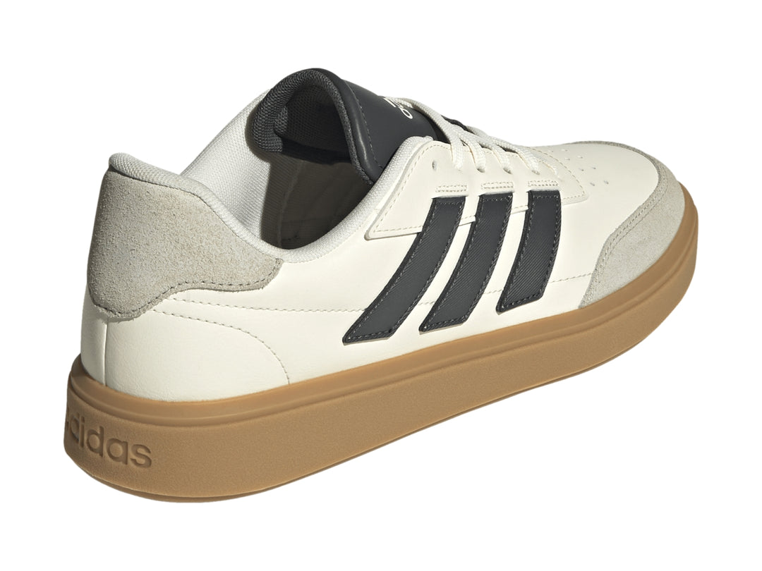 Tenis Adidas Courtblock en color blanco roto con franjas grises y suela beige.