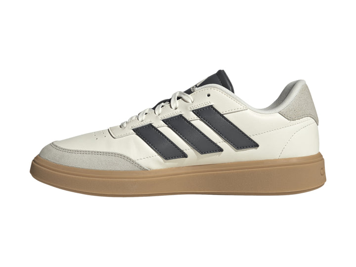 Tenis Adidas Courtblock en color blanco roto con franjas grises y suela beige.