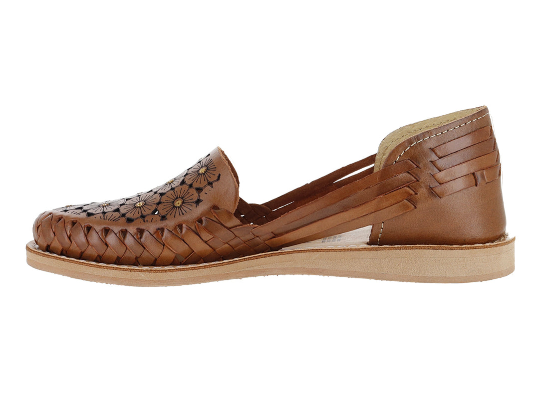 Huarache de cuero color nuez con tejido artesanal y detalles perforados en la parte superior.