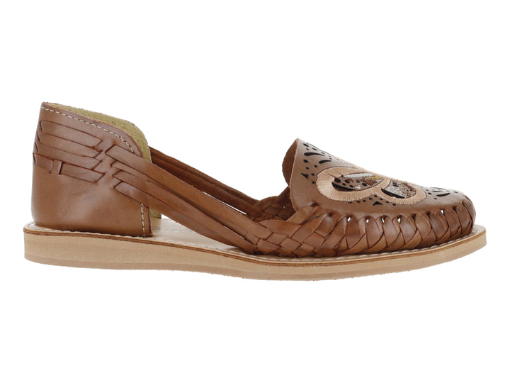 Sandalia plana estilo huarache color nuez con detalles tejidos y calados en la parte frontal.