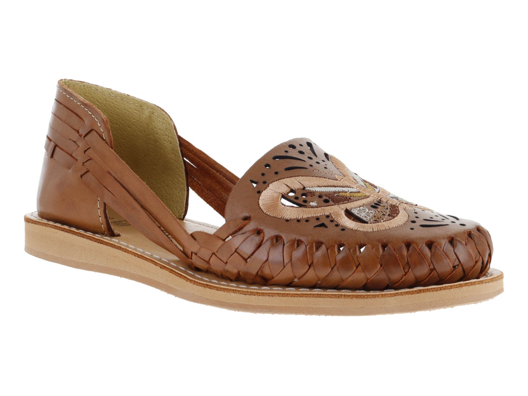 Sandalia plana estilo huarache color nuez con detalles tejidos y calados en la parte frontal.