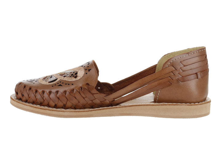 Sandalia plana estilo huarache color nuez con detalles tejidos y calados en la parte frontal.