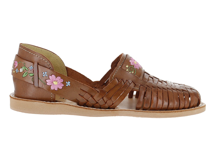 Sandalia tipo huarache de cuero color marrón con bordados de flores rosas y verdes.