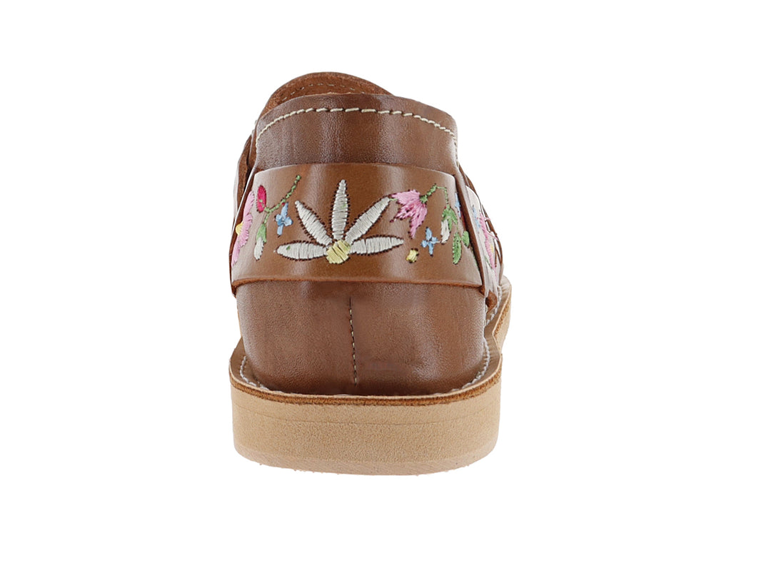 Sandalia tipo huarache de cuero color marrón con bordados de flores rosas y verdes.