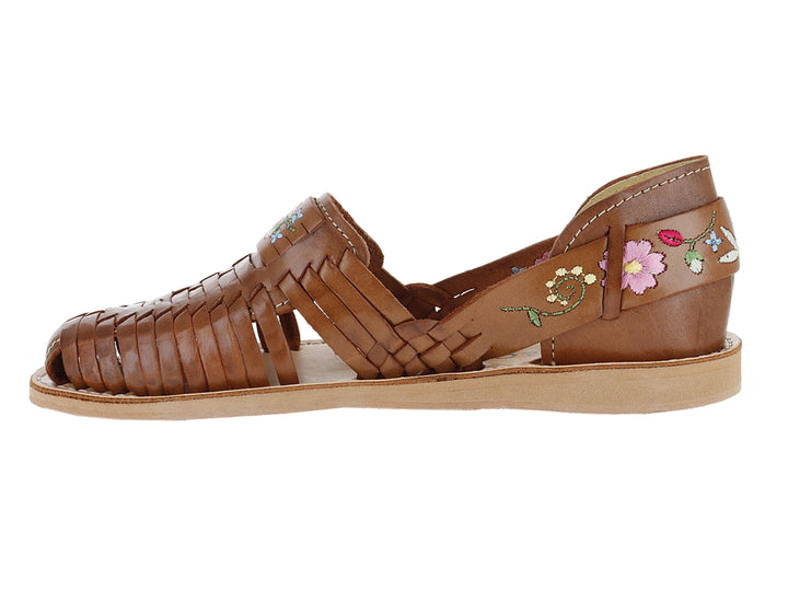 Sandalia tipo huarache de cuero color marrón con bordados de flores rosas y verdes.