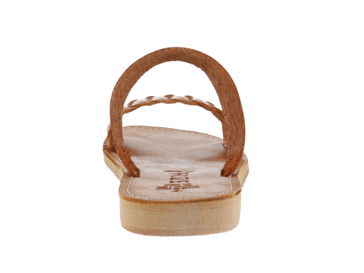 Sandalia de cuero color tan con correa frontal trenzada y correa superior grabada.