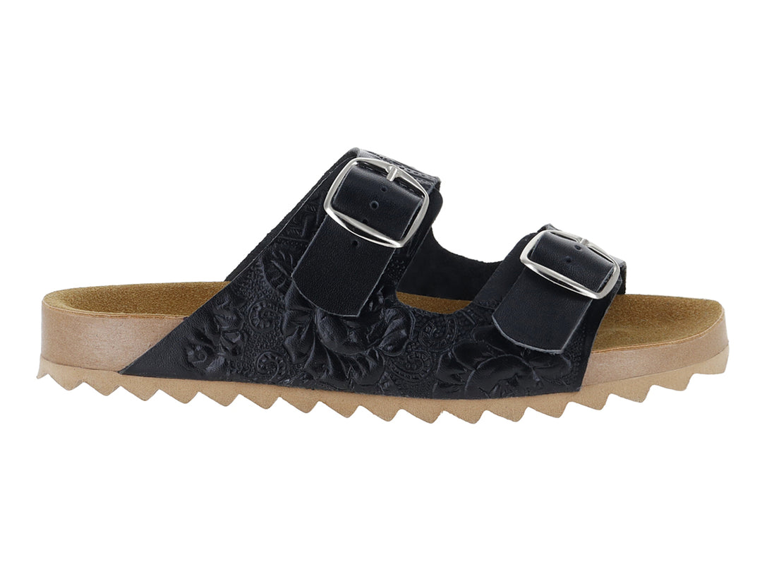 Sandalia negra con dos correas, hebillas plateadas, grabado floral y suela marrón dentada.