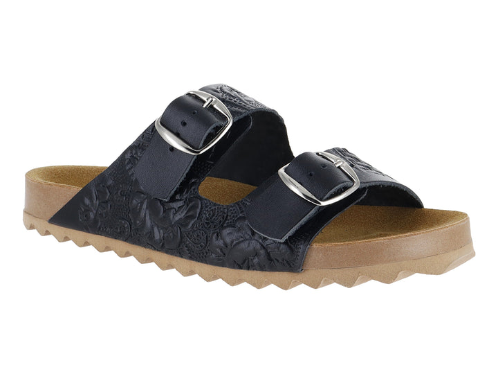 Sandalia negra con dos correas, hebillas plateadas, grabado floral y suela marrón dentada.