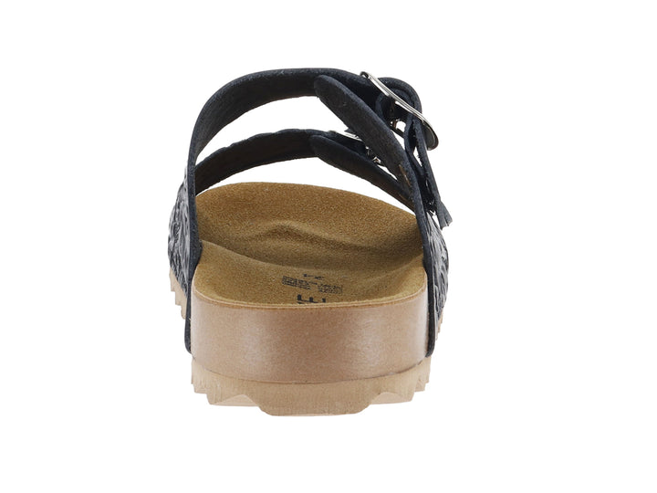 Sandalia negra con dos correas, hebillas plateadas, grabado floral y suela marrón dentada.