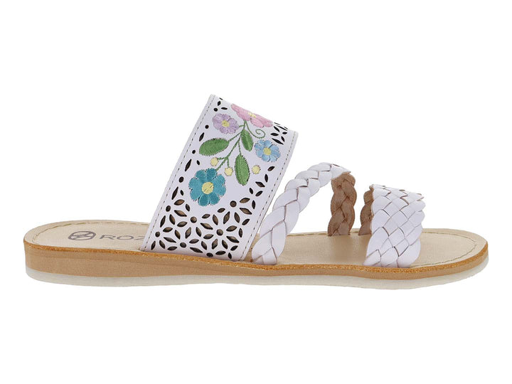 Sandalia plana blanca con tiras trenzadas y detalles de bordado floral en colores azul, rosa y verde.