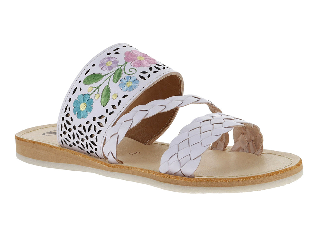 Sandalia plana blanca con tiras trenzadas y detalles de bordado floral en colores azul, rosa y verde.