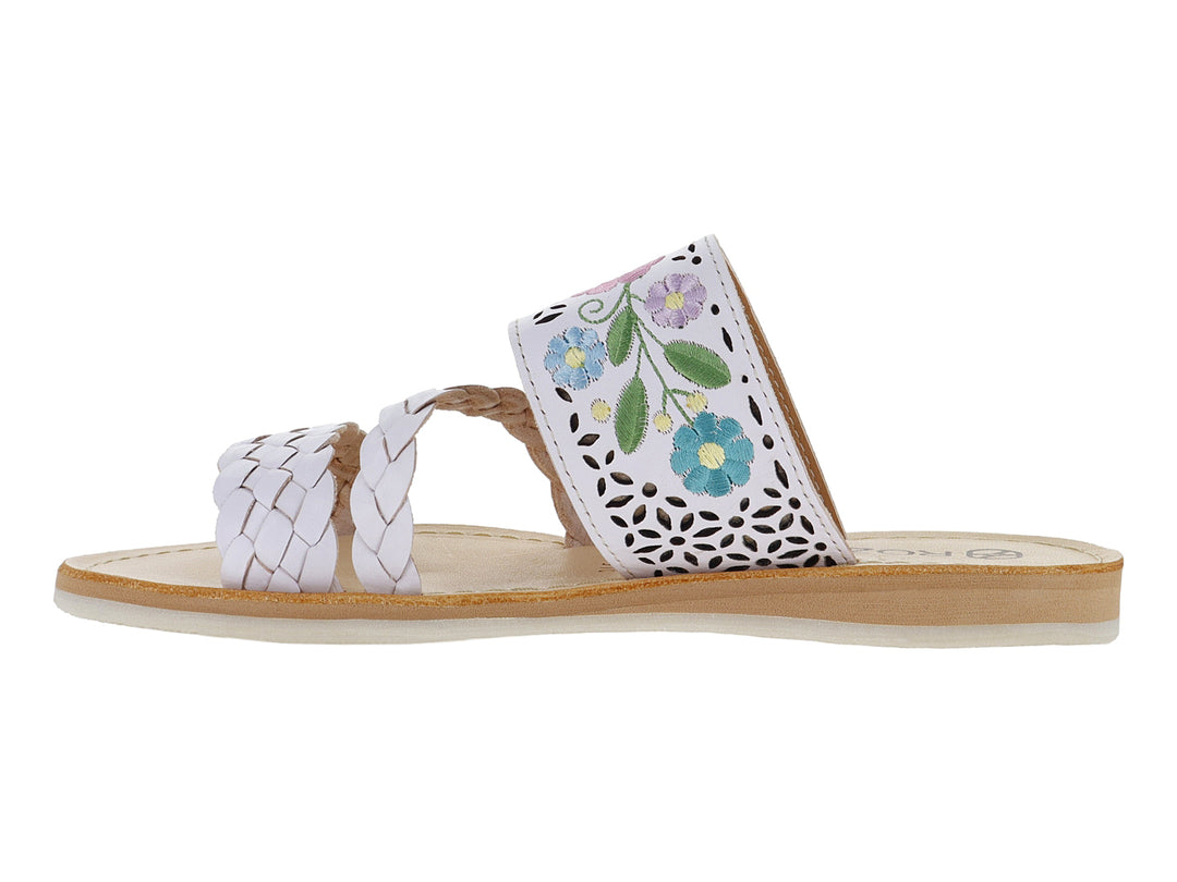 Sandalia plana blanca con tiras trenzadas y detalles de bordado floral en colores azul, rosa y verde.
