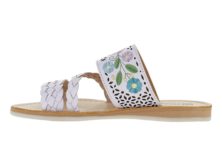 Sandalia plana blanca con tiras trenzadas y detalles de bordado floral en colores azul, rosa y verde.
