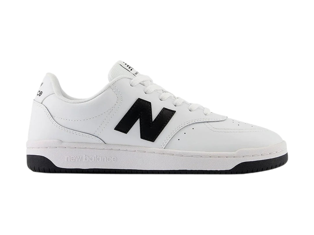 Tenis New Balance BB 80 de color blanco con suela y logotipo en color negro.