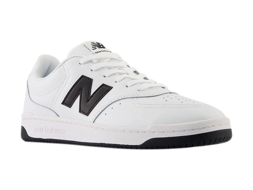 Tenis New Balance BB 80 de color blanco con suela y logotipo en color negro.