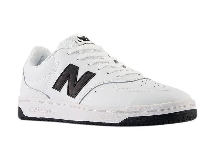 Tenis New Balance BB 80 de color blanco con suela y logotipo en color negro.