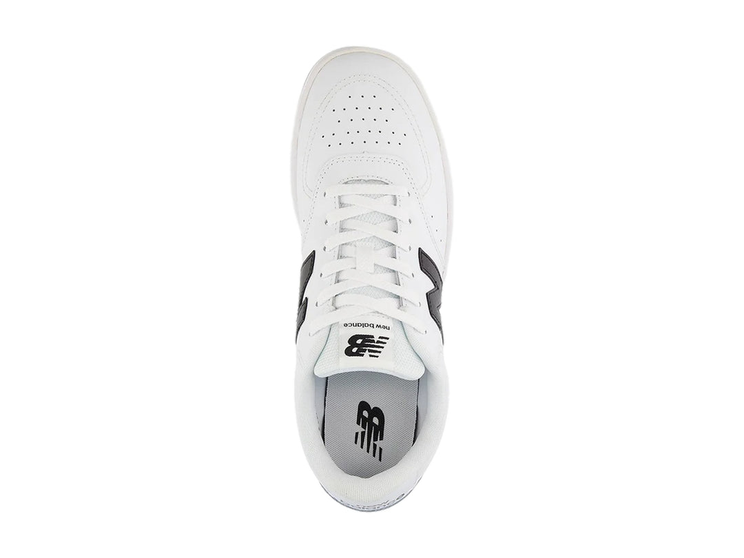 Tenis New Balance BB 80 de color blanco con suela y logotipo en color negro.