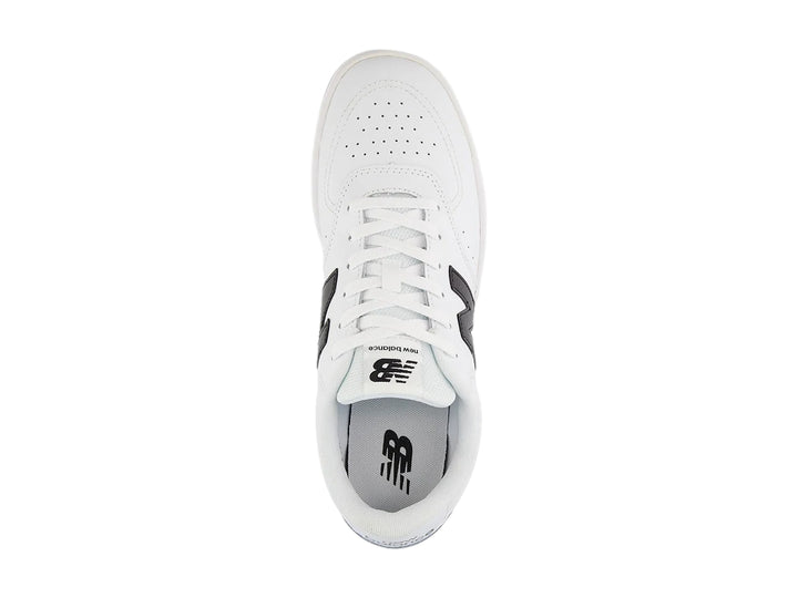 Tenis New Balance BB 80 de color blanco con suela y logotipo en color negro.