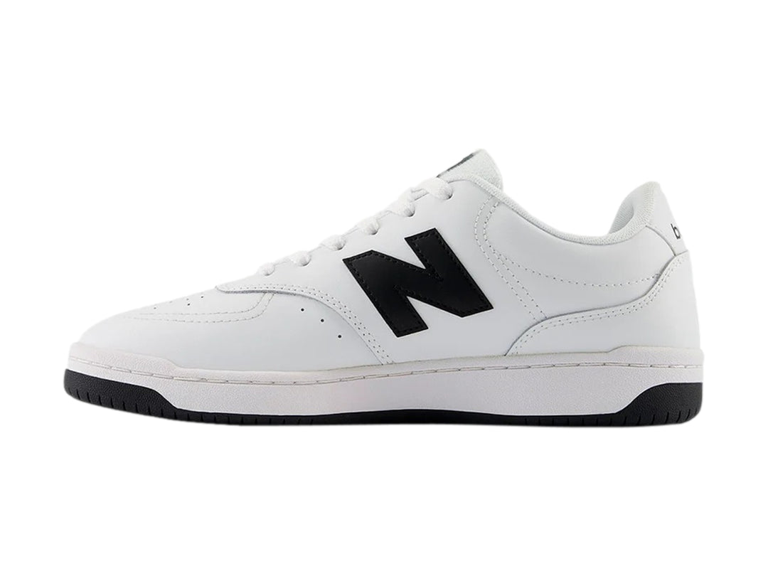 Tenis New Balance BB 80 de color blanco con suela y logotipo en color negro.
