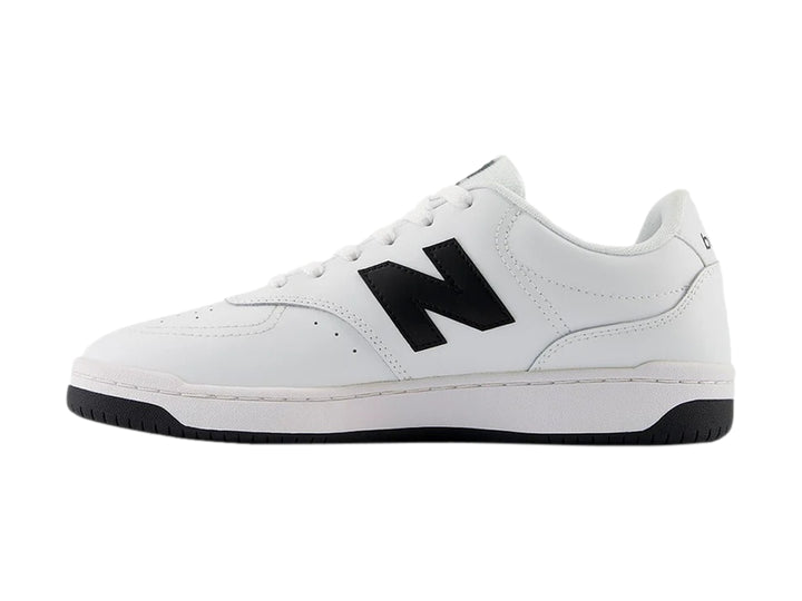 Tenis New Balance BB 80 de color blanco con suela y logotipo en color negro.