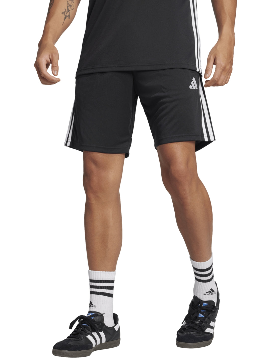 Shorts deportivos Adidas color negro con tres rayas blancas laterales y logo blanco.