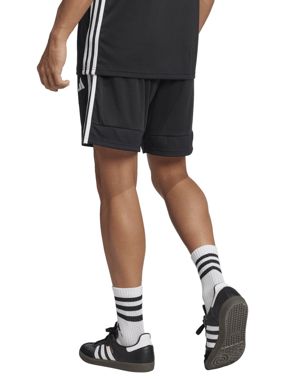 Shorts deportivos Adidas color negro con tres rayas blancas laterales y logo blanco.