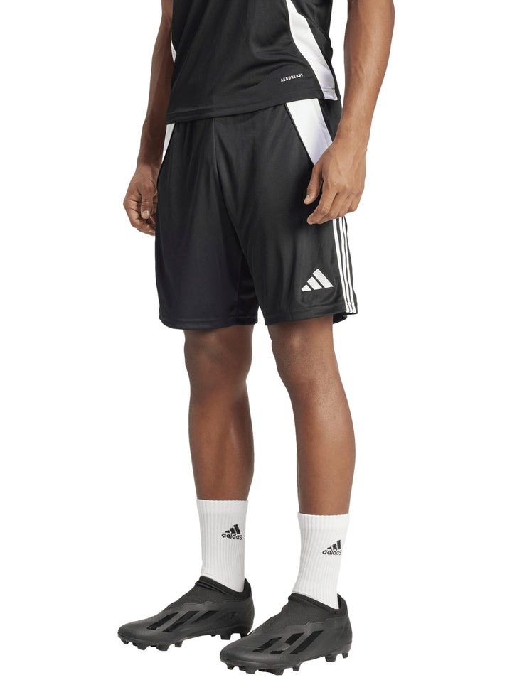 Shorts de entrenamiento Adidas color negro con detalles laterales en blanco.