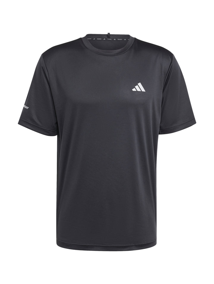 Hombre vistiendo una camiseta deportiva Adidas de color negro con logo blanco en el pecho.