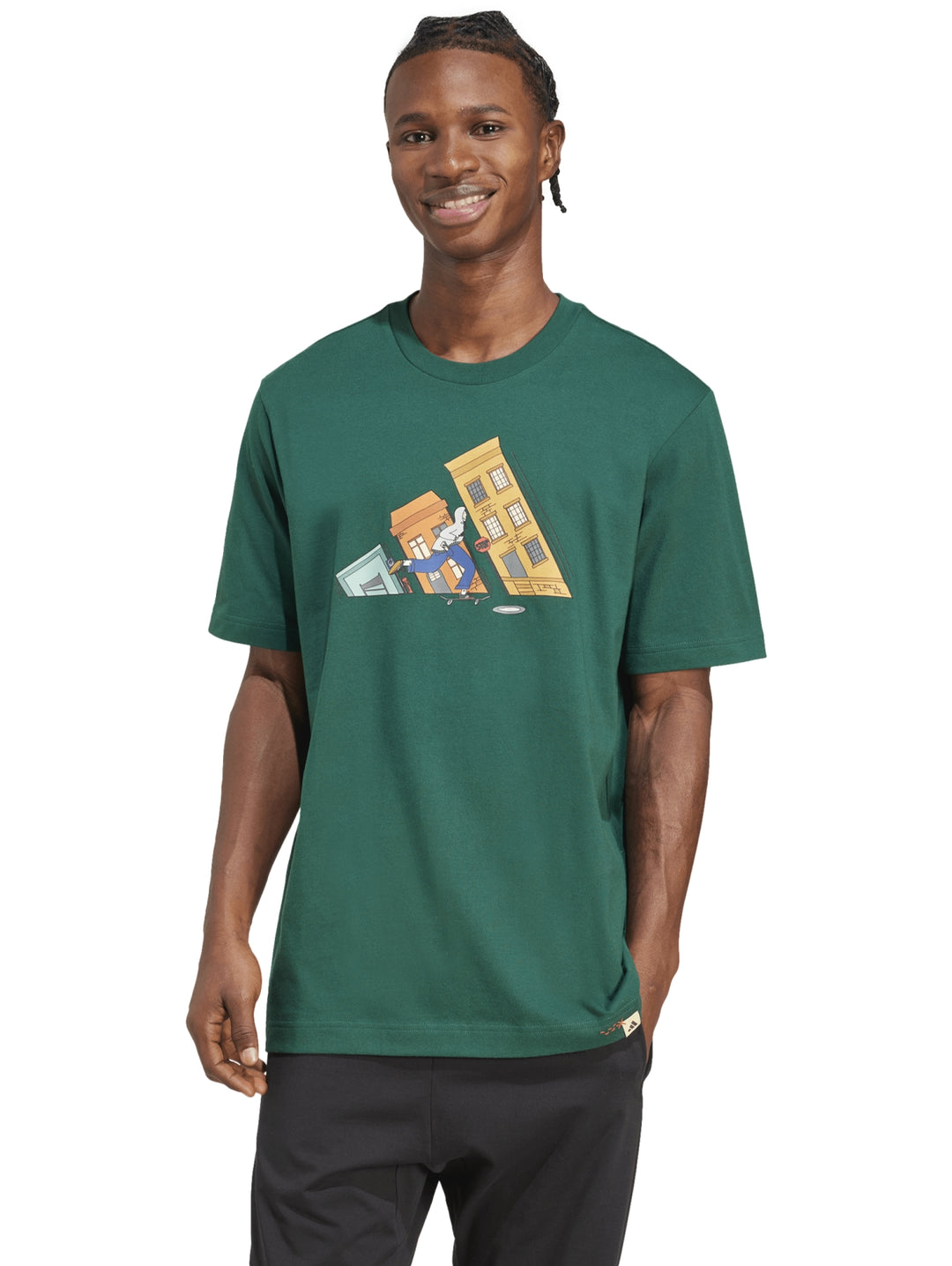 Hombre vistiendo una camiseta verde de Adidas con un gráfico colorido en el pecho.