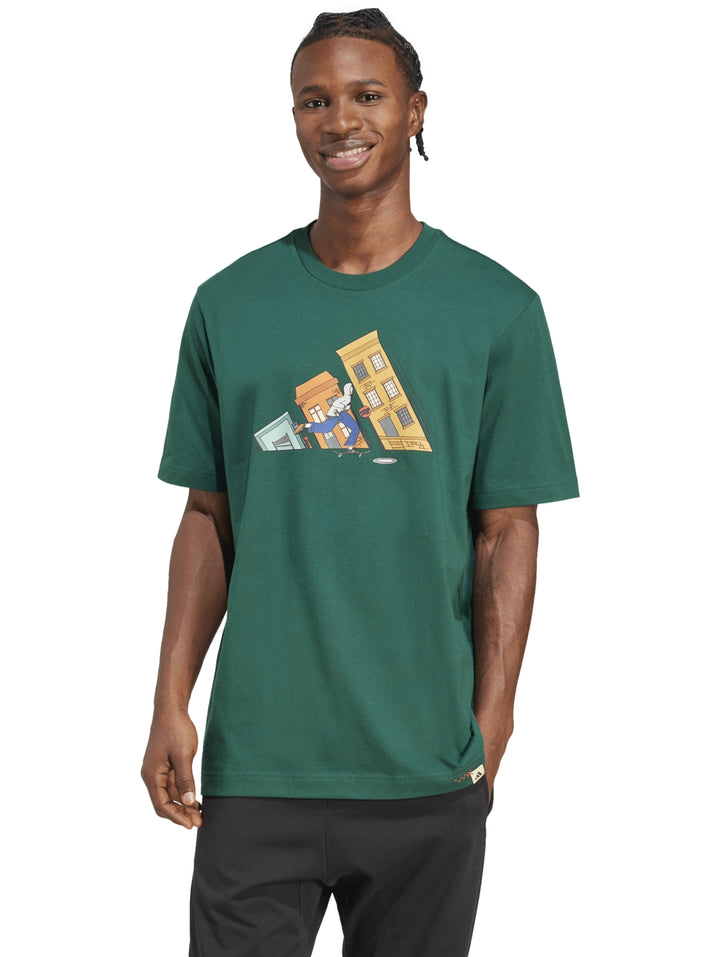Hombre vistiendo una camiseta verde de Adidas con un gráfico colorido en el pecho.