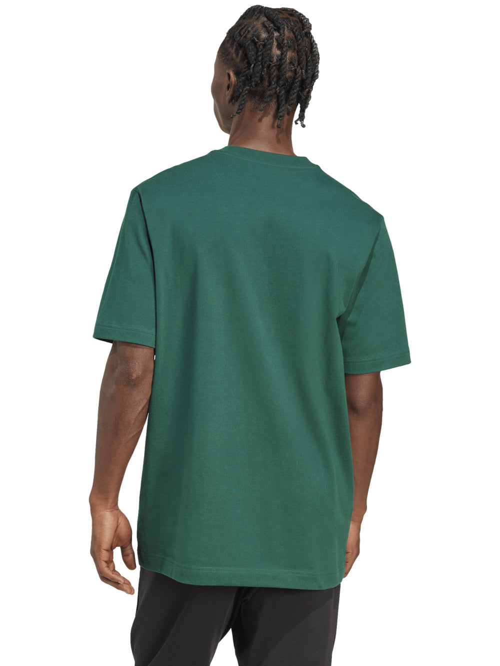 Hombre vistiendo una camiseta verde de Adidas con un gráfico colorido en el pecho.